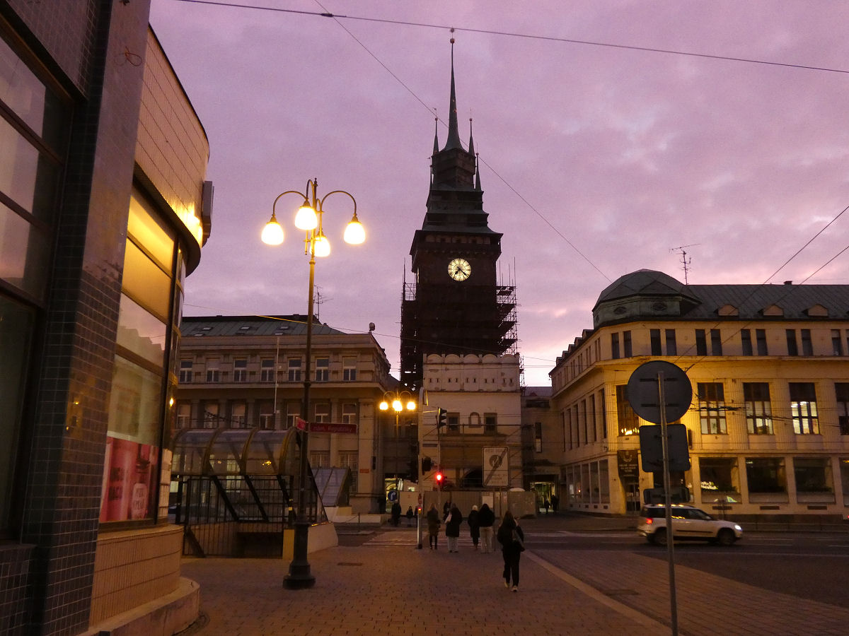 Kliknutím spusť galerii Nejznámější dominantou města je Zelená brána, tyčící se do výšky 60 metrů, Pardubice (01/2025).