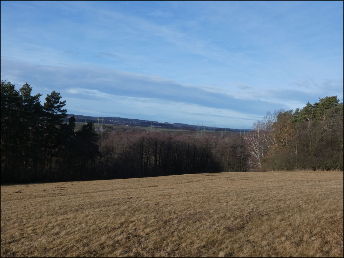 Kliknutím spusť galerii Louky na Pasecké planině za teplého počasí na konci zimy (Otradov-louky u lesa Vrchy, 02/2026).