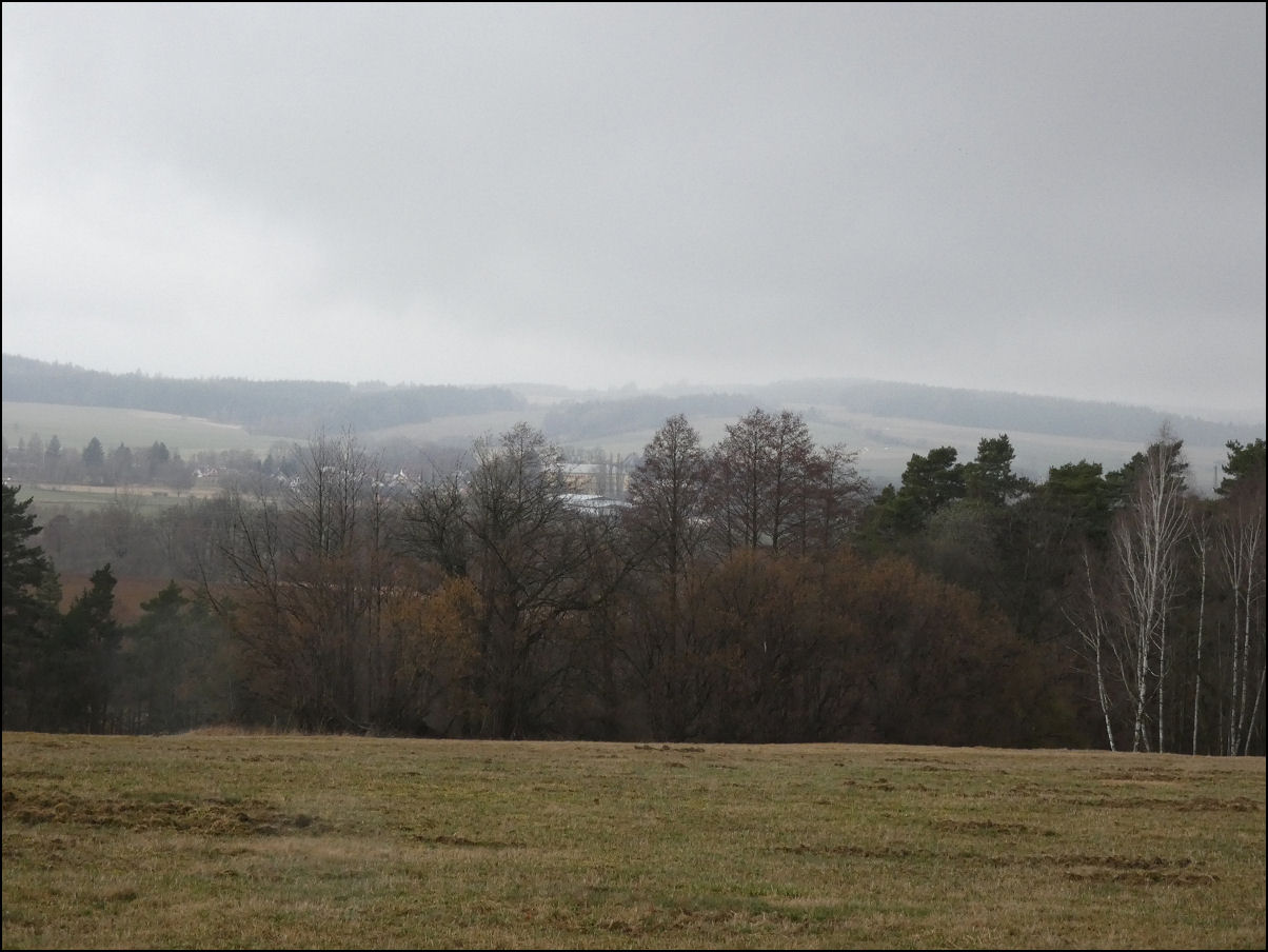 Kliknutím spusť galerii Příchod vlhčího počasí zpočátku s mírnými krátkodobými srážkami na Pasecké planině (Otradov-louky u lesa Vrchy, 03/2026).